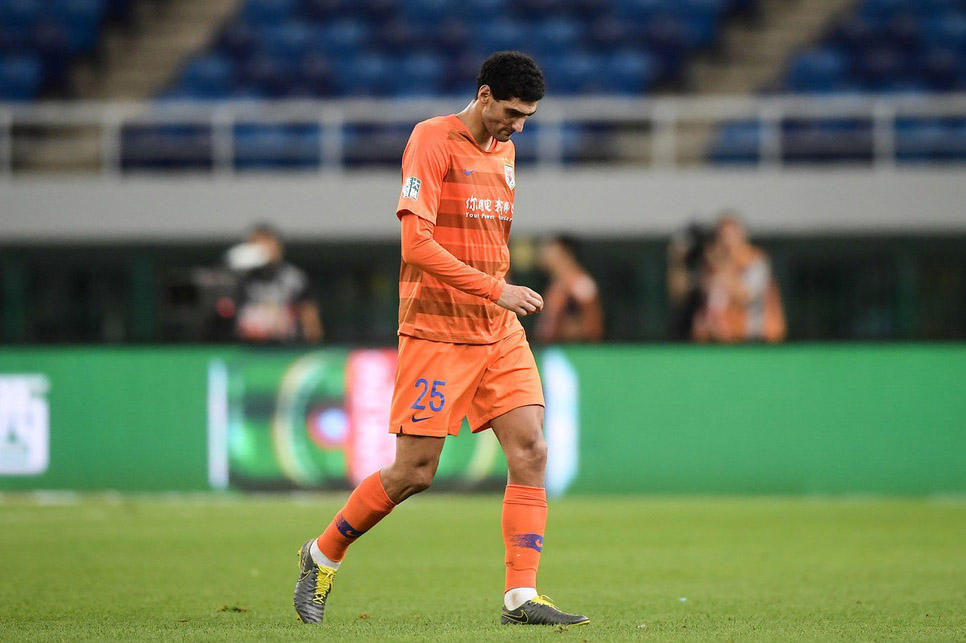 包含冲刺阶段新疆广汇造点机会：中超节点到来，质疑声仍在，轮换策略成焦点的词条