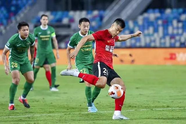 包含冲刺阶段新疆广汇造点机会：中超节点到来，质疑声仍在，轮换策略成焦点的词条